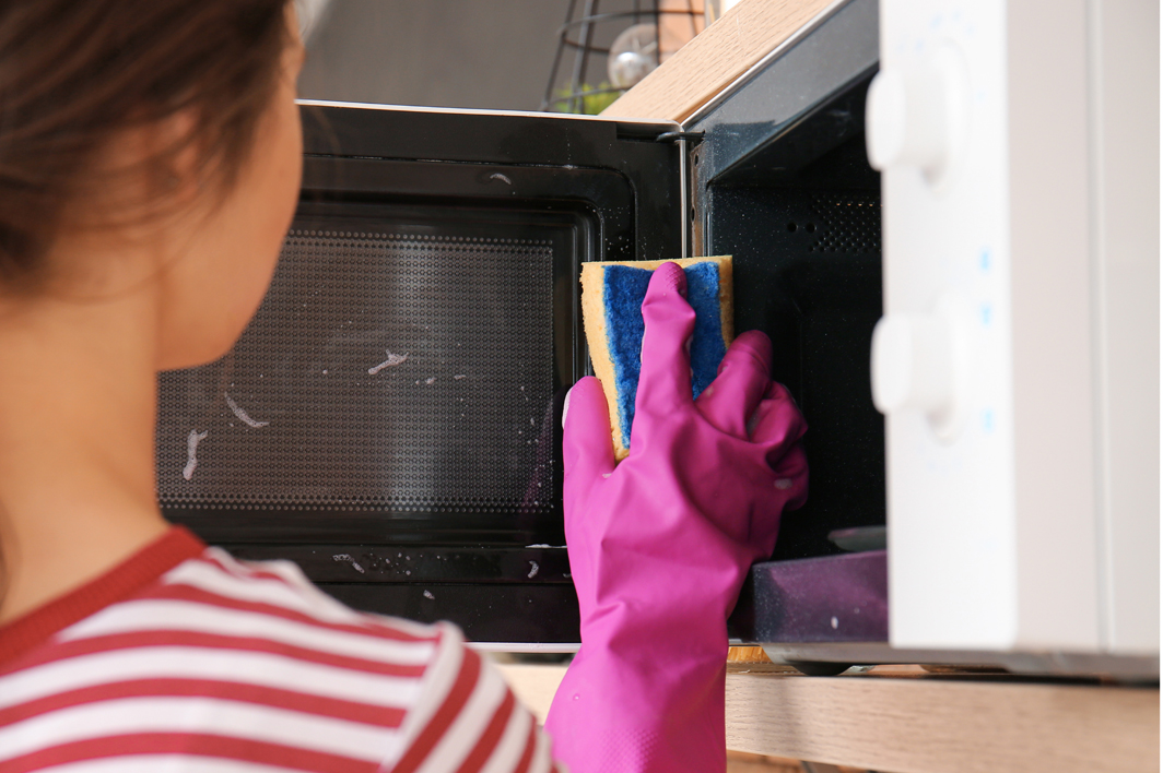 Comment enlever l'odeur de brûlé dans un micro-onde ?