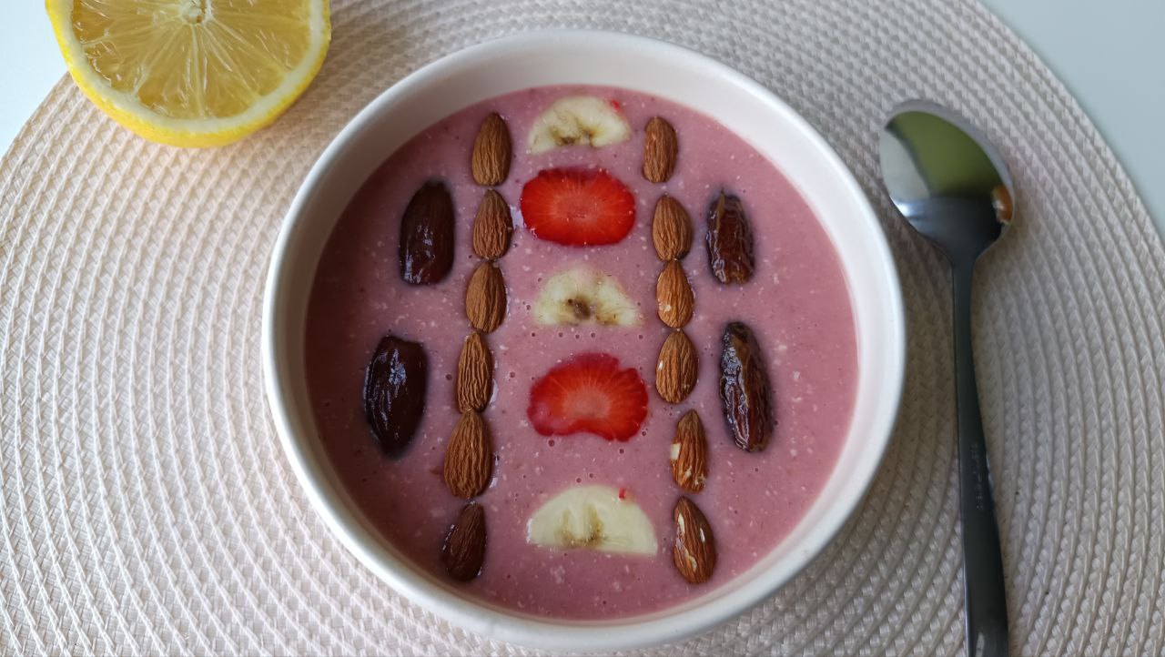Smoothie Bowl au Flocon d'Avoine avec de la Fraise