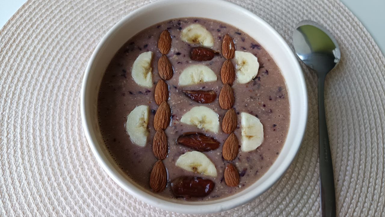Smoothie Bowl aux Myrtilles et aux Flocons d'Avoine